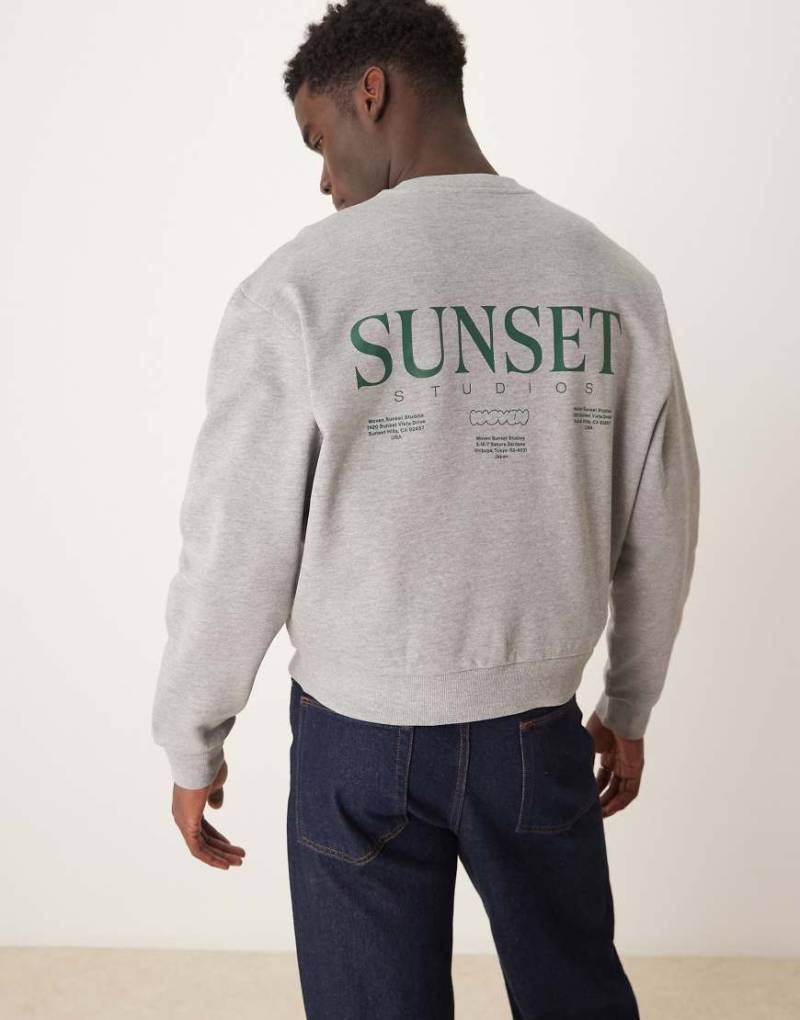 ASOS DESIGN - Oversize-Sweatshirt in meliertem Grau mit überschnittenen Schultern und Sunset-Print von ASOS DESIGN