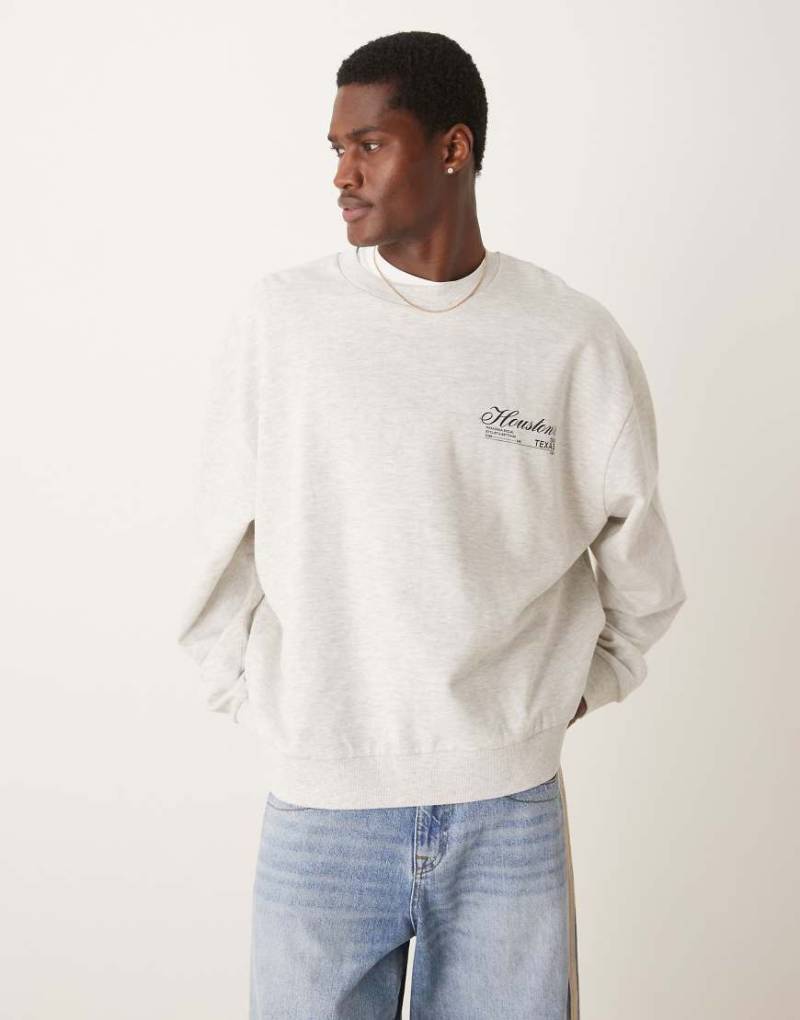 ASOS DESIGN - Oversize-Sweatshirt in meliertem Weiß mit Brust-Print von ASOS DESIGN