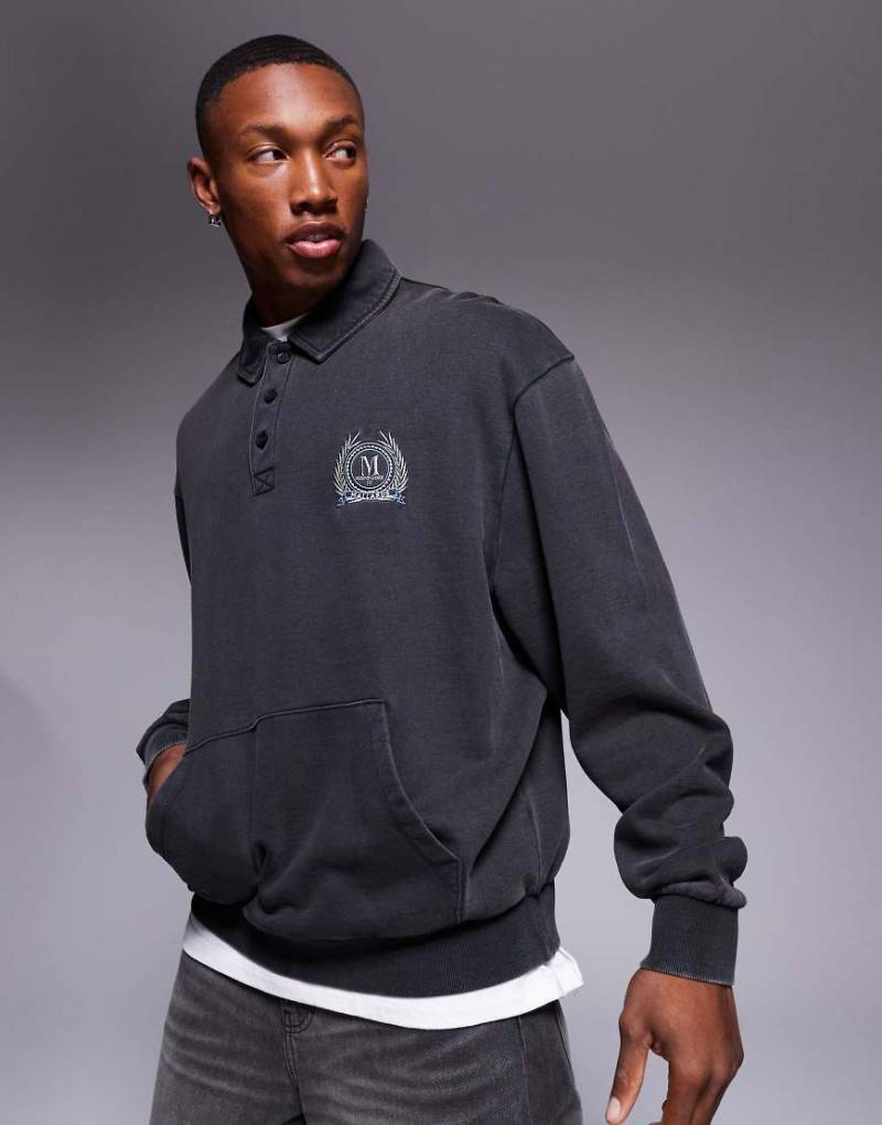 ASOS DESIGN - Oversize-Sweatshirt in schwarzer Acid-Waschung mit Polokragen und Brustprint von ASOS DESIGN