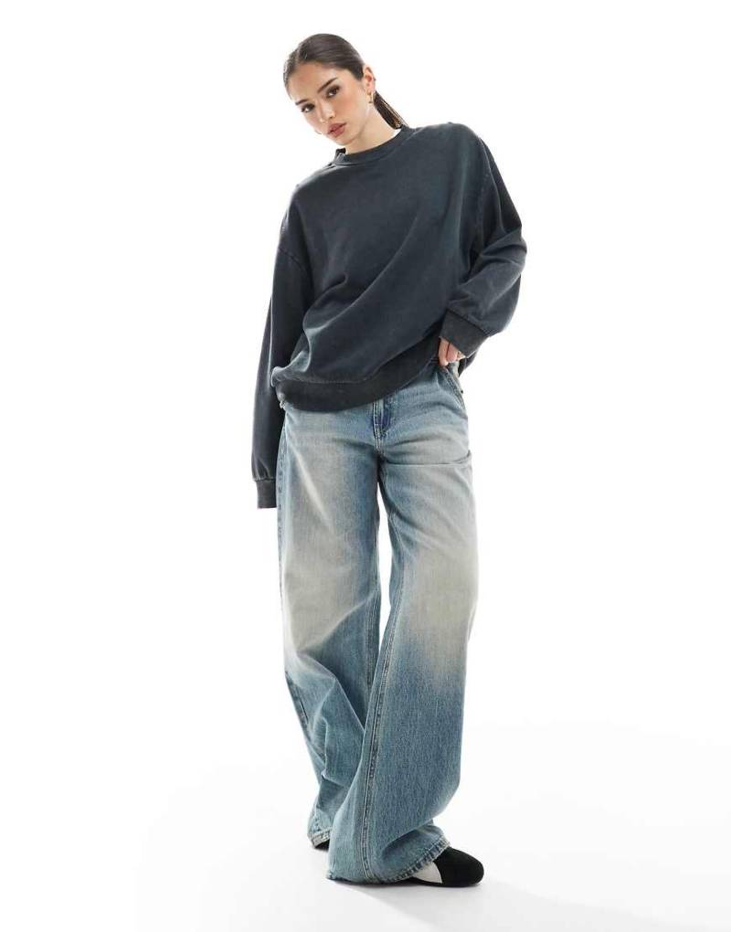 ASOS DESIGN - Oversize-Sweatshirt in verwaschenem Anthrazit-Grau von ASOS DESIGN