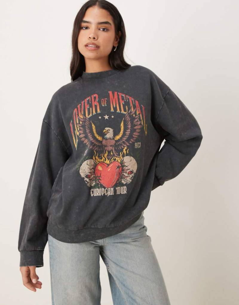 ASOS DESIGN - Oversize-Sweatshirt in verwaschenem Anthrazit mit Adler-Print im Vintage-Rock-Design-Grau ASOS DESIGN - Oversize-Sweatshirt in verwaschenem Anthrazit mit Adler-Print im Vintage-Rock-Design-Grau von ASOS DESIGN