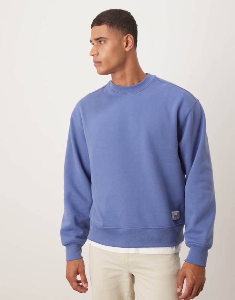 ASOS DESIGN - Oversize-Sweatshirt in verwaschenem Blau mit gewebtem Etikett-Detail und überschnittenen Schultern von ASOS DESIGN