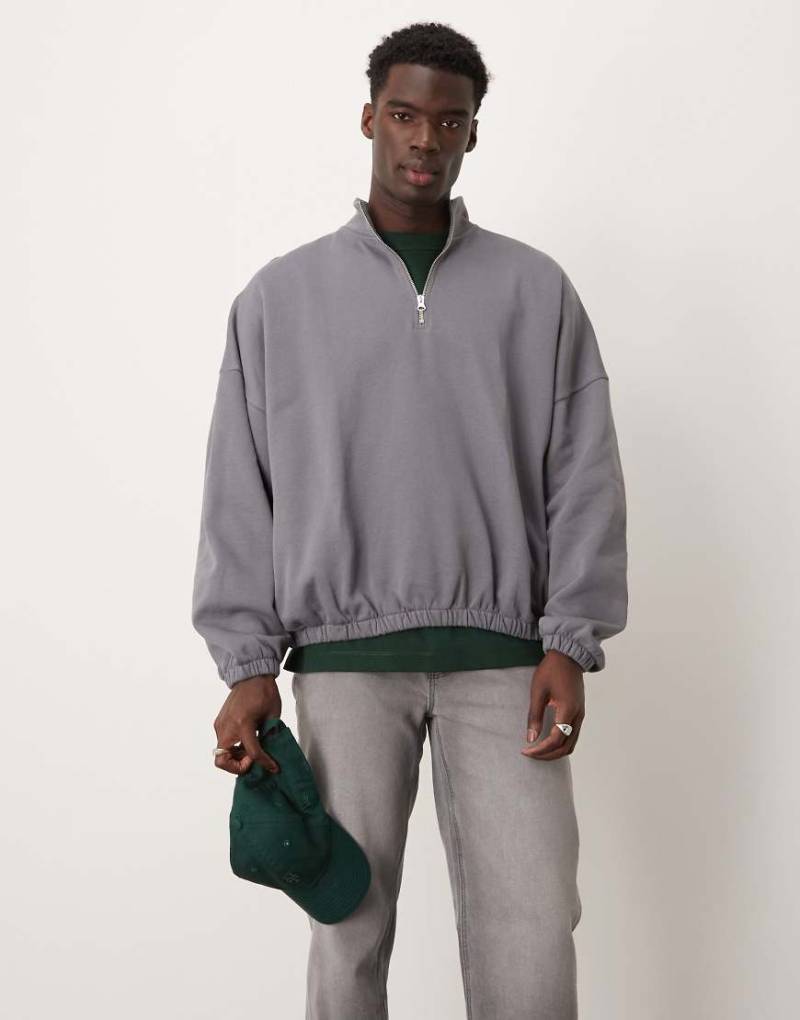 ASOS DESIGN - Oversize-Sweatshirt in verwaschenem Schwarz mit kurzem Reißverschluss und Trichterkragen-Grau von ASOS DESIGN