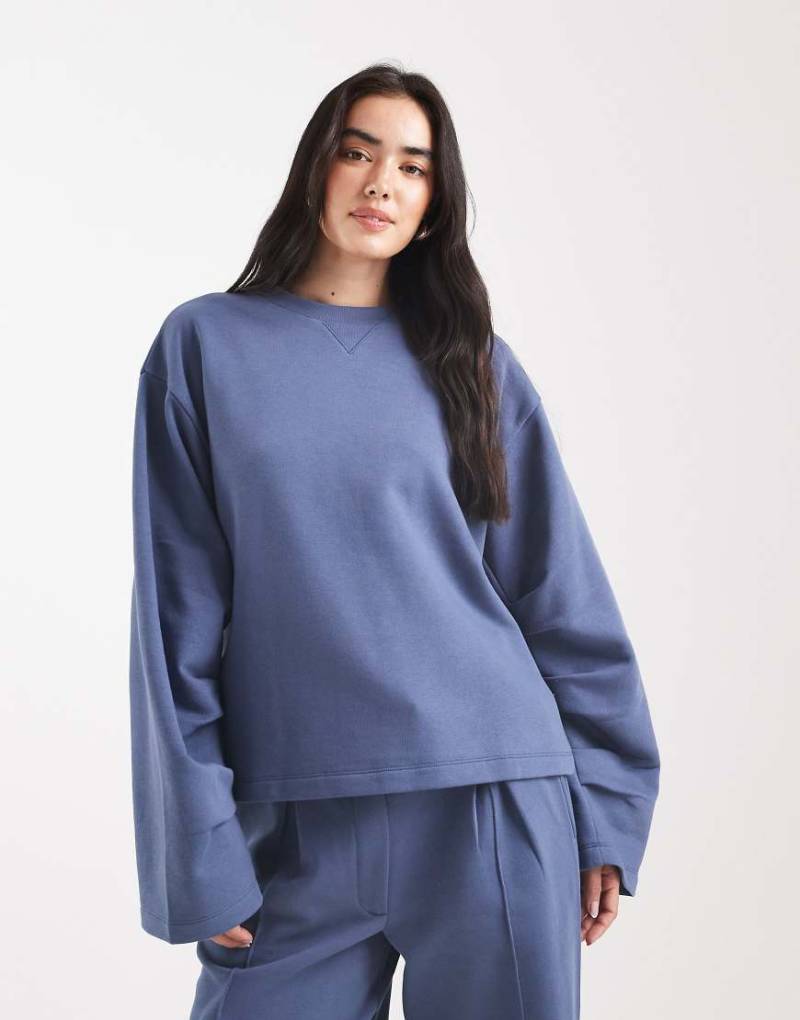 ASOS DESIGN - Oversize-Sweatshirt in Jeansblau mit angerauter Innenseite und gerafften Ärmeln-Marineblau von ASOS DESIGN