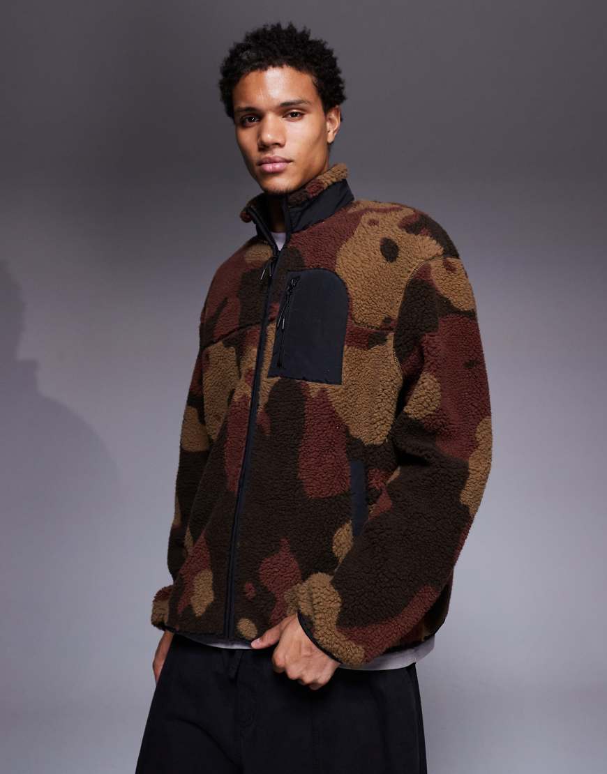 ASOS DESIGN - Locker geschnittenes Teddyfell-Sweatshirt in Braun mit Stehkragen, durchgehendem Reißverschluss, Tasche und Military-Muster-Bunt von ASOS DESIGN