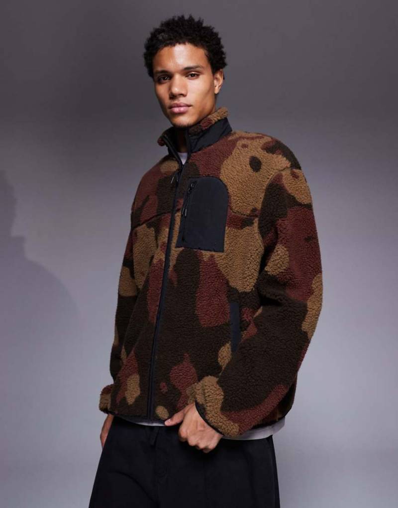 ASOS DESIGN - Locker geschnittenes Teddyfell-Sweatshirt in Braun mit Stehkragen, durchgehendem Reißverschluss, Tasche und Military-Muster-Bunt von ASOS DESIGN