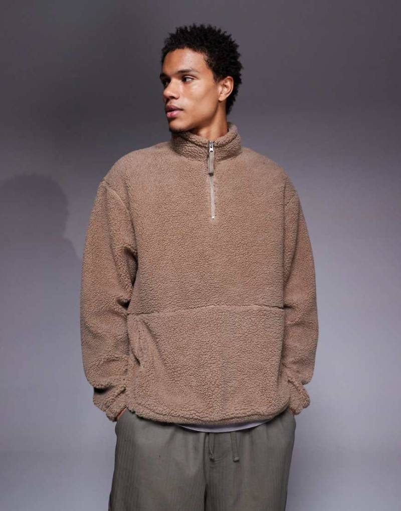 ASOS DESIGN - Locker geschnittenes Teddyfell-Sweatshirt in Dunkelbeige mit Stehkragen und durchgehendem Reißverschluss-Neutral von ASOS DESIGN