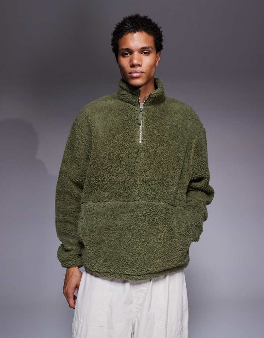 ASOS DESIGN - Locker geschnittenes Teddyfell-Sweatshirt in Grün mit Stehkragen und durchgehendem Reißverschluss von ASOS DESIGN
