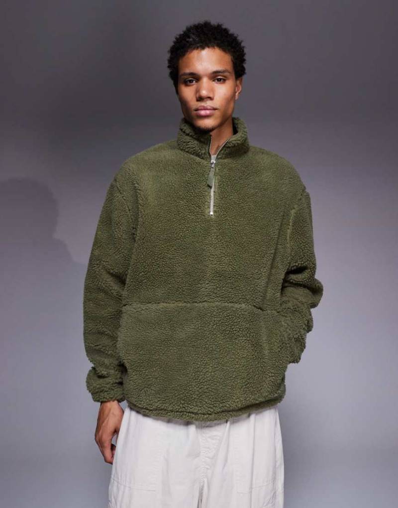 ASOS DESIGN - Locker geschnittenes Teddyfell-Sweatshirt in Grün mit Stehkragen und durchgehendem Reißverschluss von ASOS DESIGN