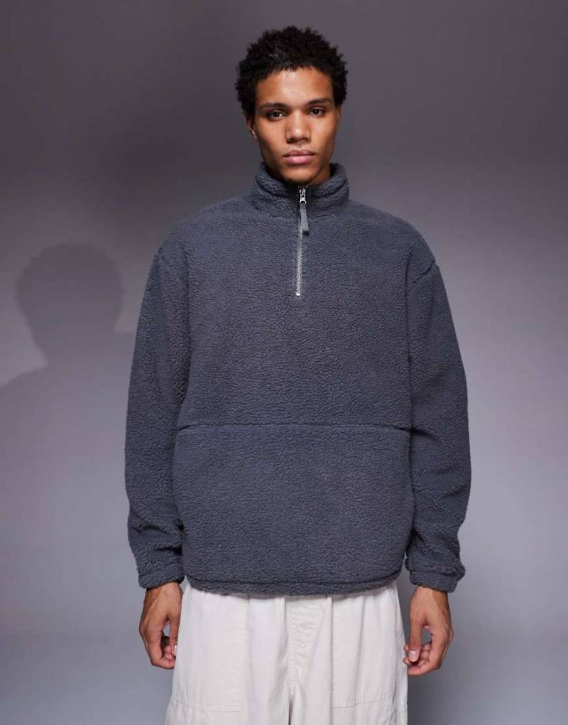 ASOS DESIGN - Locker geschnittenes Teddyfell-Sweatshirt in Grau mit Stehkragen und durchgehendem Reißverschluss von ASOS DESIGN
