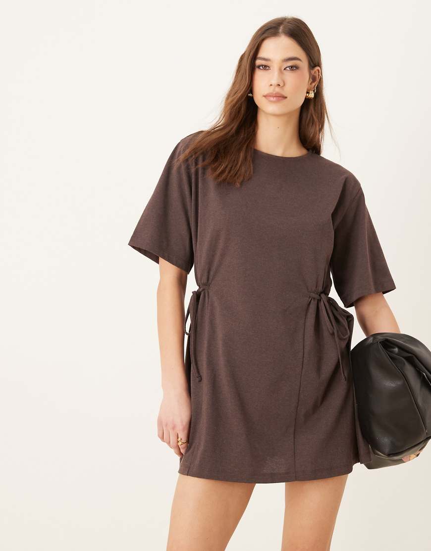 ASOS DESIGN - Oversize-T-Shirt-Kleid in Braun mit Bindedetail ASOS DESIGN - Oversize-T-Shirt-Kleid in Braun mit Bindedetail von ASOS DESIGN