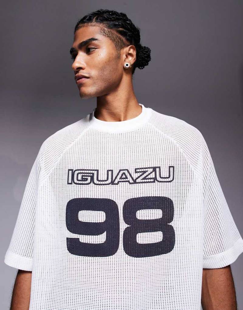 ASOS DESIGN - Oversize-T-Shirt aus Baumwoll-Netzstoff in neutralem Farbton mit Sport-Grafik und tief angesetzten Schultern von ASOS DESIGN