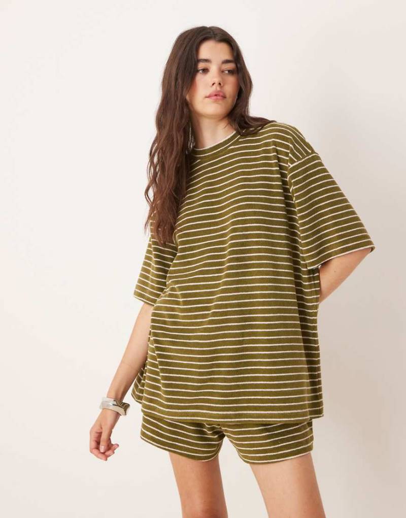 ASOS DESIGN - Oversize-T-Shirt aus Frottee in gestreiftem Khaki, Kombiteil-Grün von ASOS DESIGN