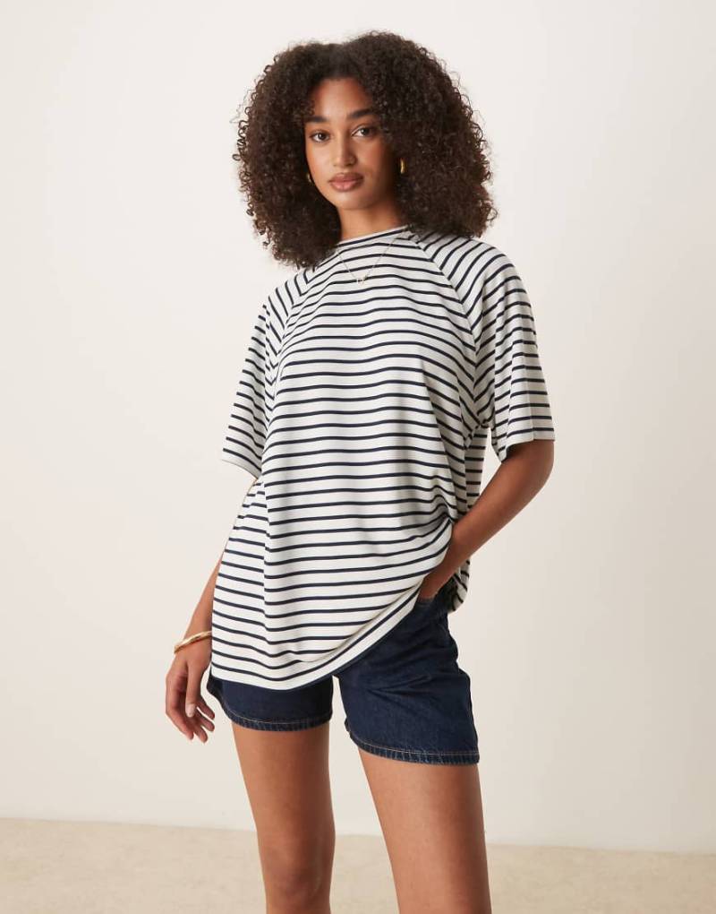 ASOS DESIGN - Oversize-T-Shirt aus Interlock in Marineblau und Weiß gestreift, Kombiteil-Bunt von ASOS DESIGN