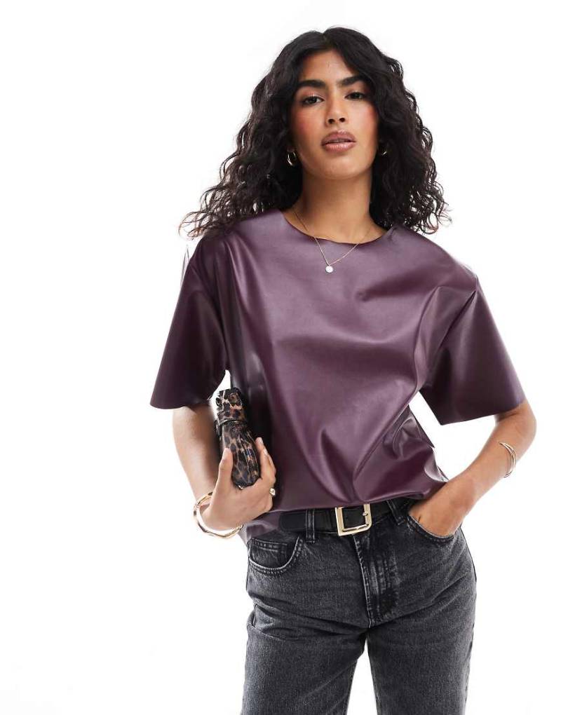 ASOS DESIGN - Oversize-T-Shirt aus Kunstleder in Burgunderrot von ASOS DESIGN
