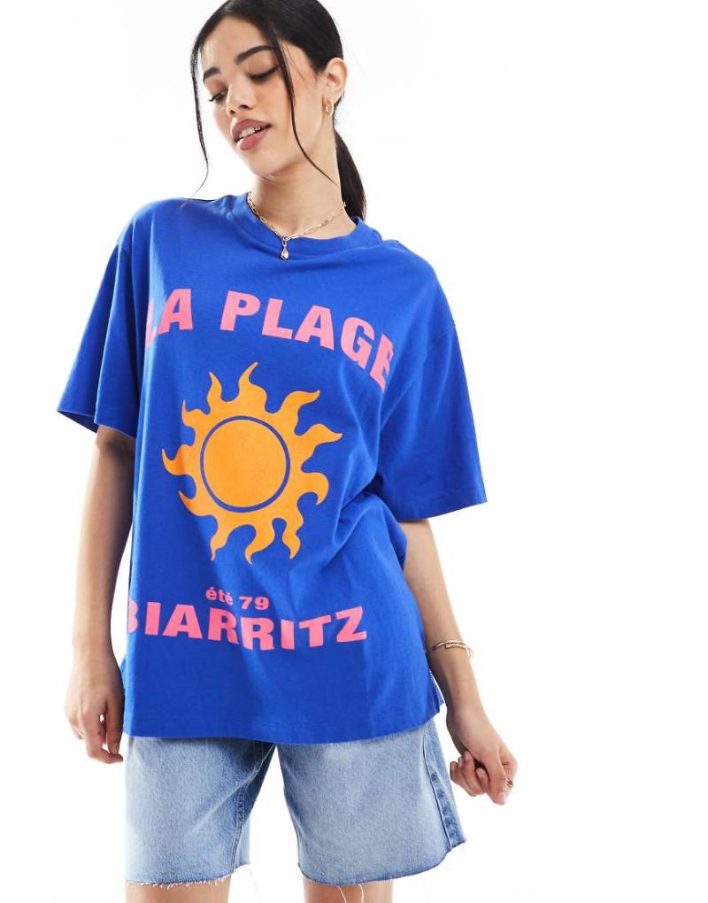ASOS DESIGN - Oversize-T-Shirt aus Leinenimitat in Blau mit „La Plage"-Sonnengrafik von ASOS DESIGN