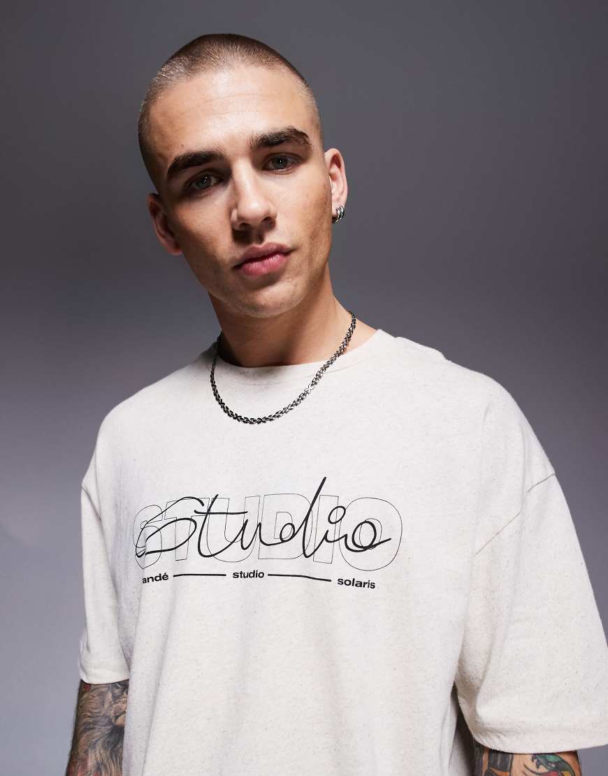ASOS DESIGN - Oversize-T-Shirt aus Leinenmix in Creme mit Text-Grafikprint-Weiß ASOS DESIGN - Oversize-T-Shirt aus Leinenmix in Creme mit Text-Grafikprint-Weiß von ASOS DESIGN