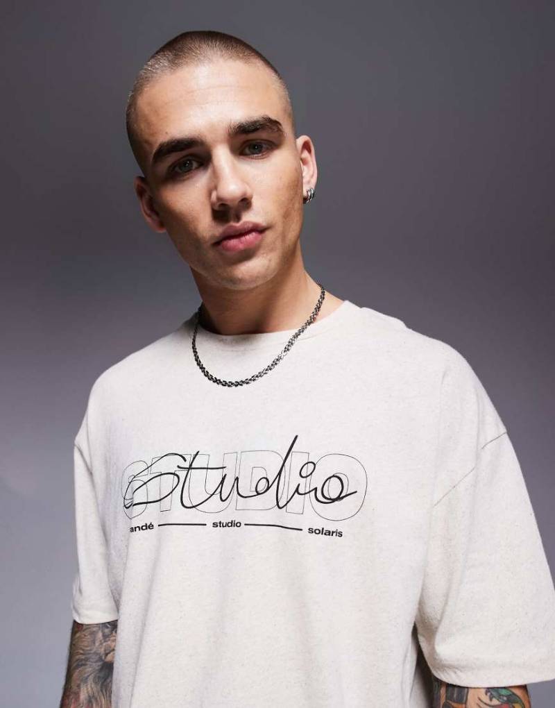 ASOS DESIGN - Oversize-T-Shirt aus Leinenmix in Creme mit Text-Grafikprint-Weiß von ASOS DESIGN