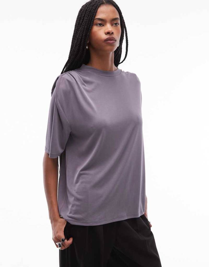 ASOS DESIGN - Oversize-T-Shirt aus Modal in Schiefergrau mit Schulterpolster-Detail von ASOS DESIGN