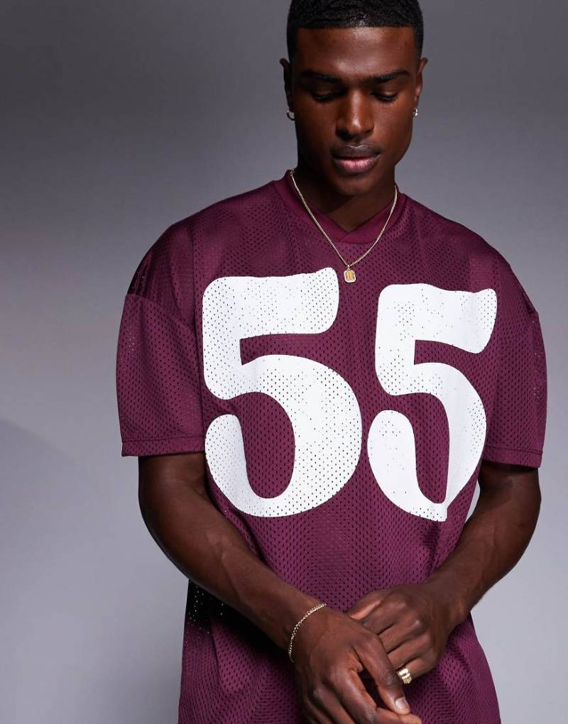 ASOS DESIGN - Oversize-T-Shirt aus Netzstoff in Burgunderrot mit überschnittenen Schultern und Sportgrafik von ASOS DESIGN
