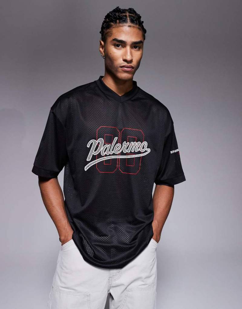 ASOS DESIGN - Oversize-T-Shirt aus Sport-Netzstoff in Schwarz mit Einsätzen und Sport-Grafik von ASOS DESIGN