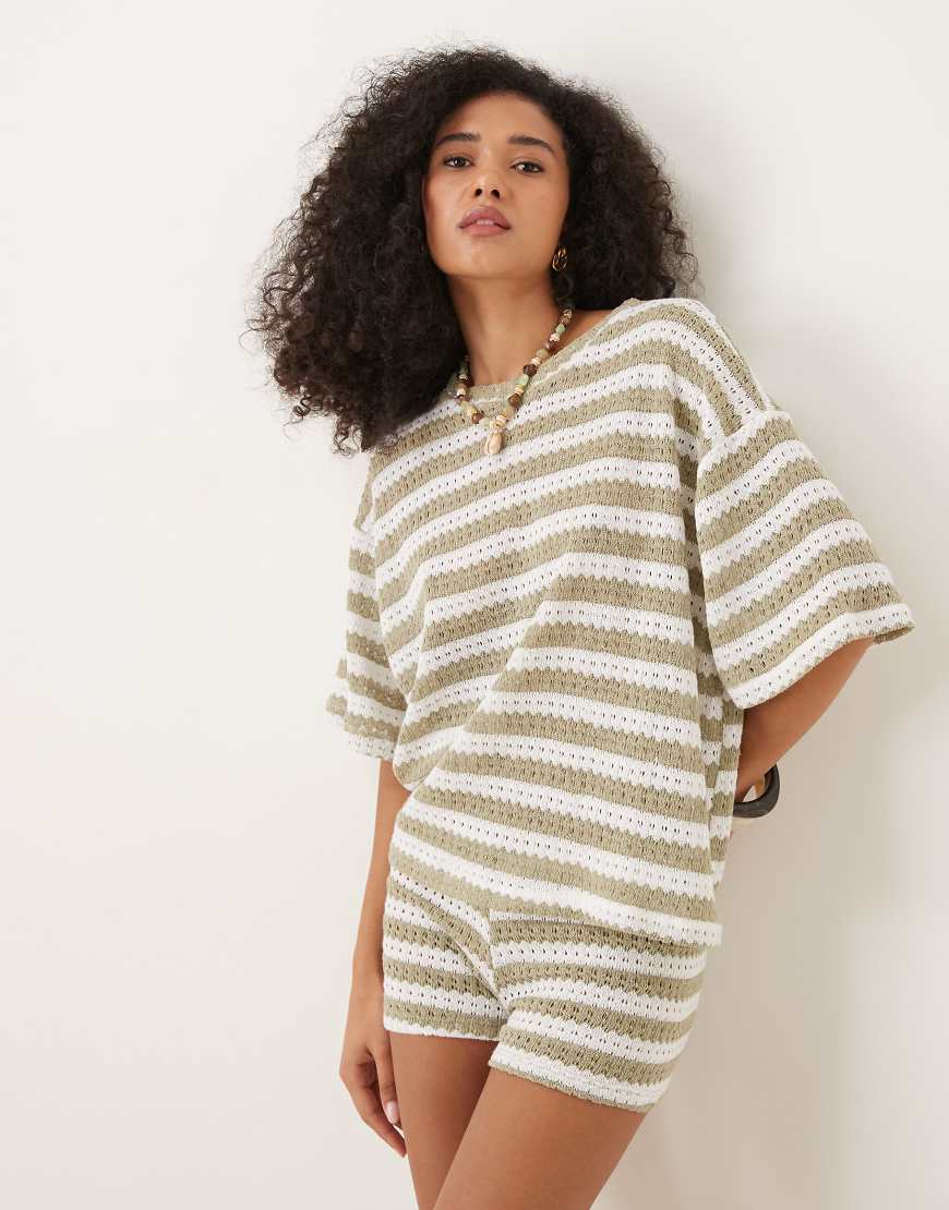 ASOS DESIGN - Oversize-T-Shirt aus Strick in Olivgrün und Weiß gestreift, Kombiteil-Bunt ASOS DESIGN - Oversize-T-Shirt aus Strick in Olivgrün und Weiß gestreift, Kombiteil-Bunt von ASOS DESIGN
