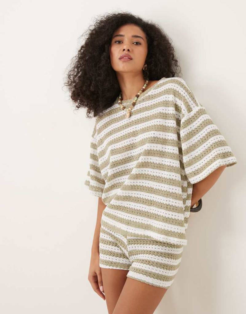 ASOS DESIGN - Oversize-T-Shirt aus Strick in Olivgrün und Weiß gestreift, Kombiteil-Bunt ASOS DESIGN - Oversize-T-Shirt aus Strick in Olivgrün und Weiß gestreift, Kombiteil-Bunt von ASOS DESIGN