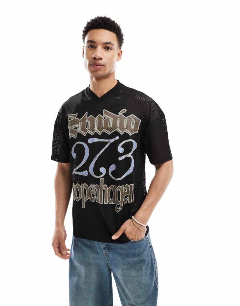 ASOS DESIGN - Oversize-T-Shirt aus schwarzem Netzstoff mit überschnittenen Schultern und Text-Print von ASOS DESIGN