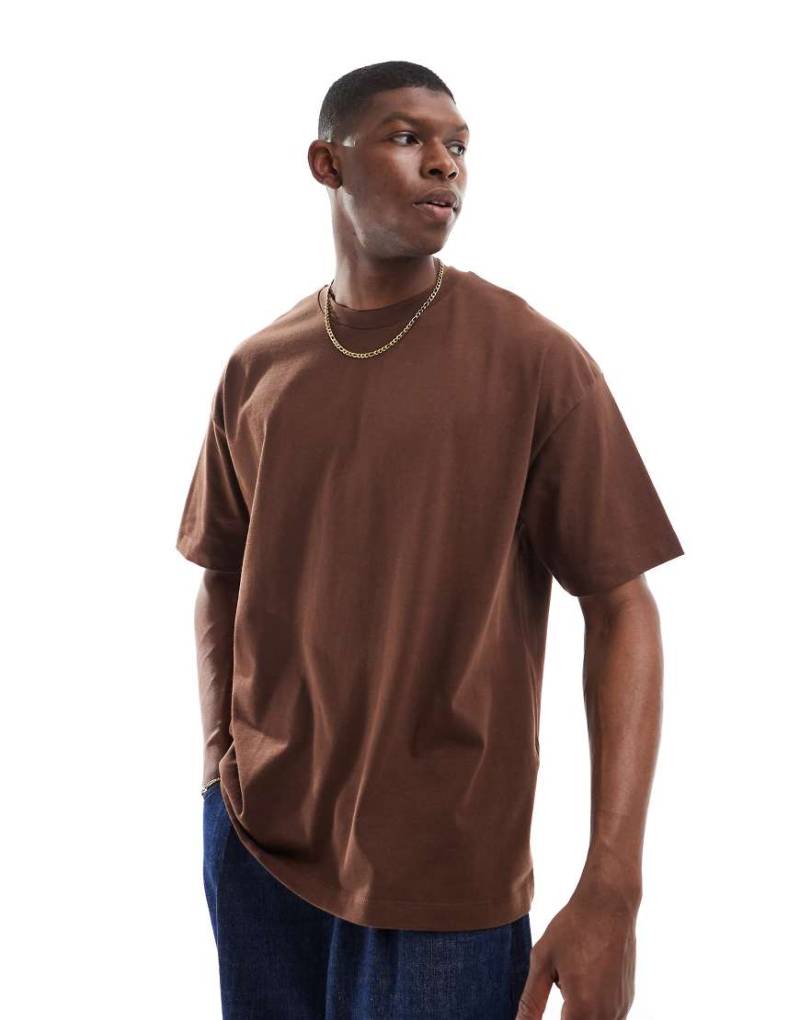 ASOS DESIGN - Schweres Oversize-T-Shirt in Braun von ASOS DESIGN