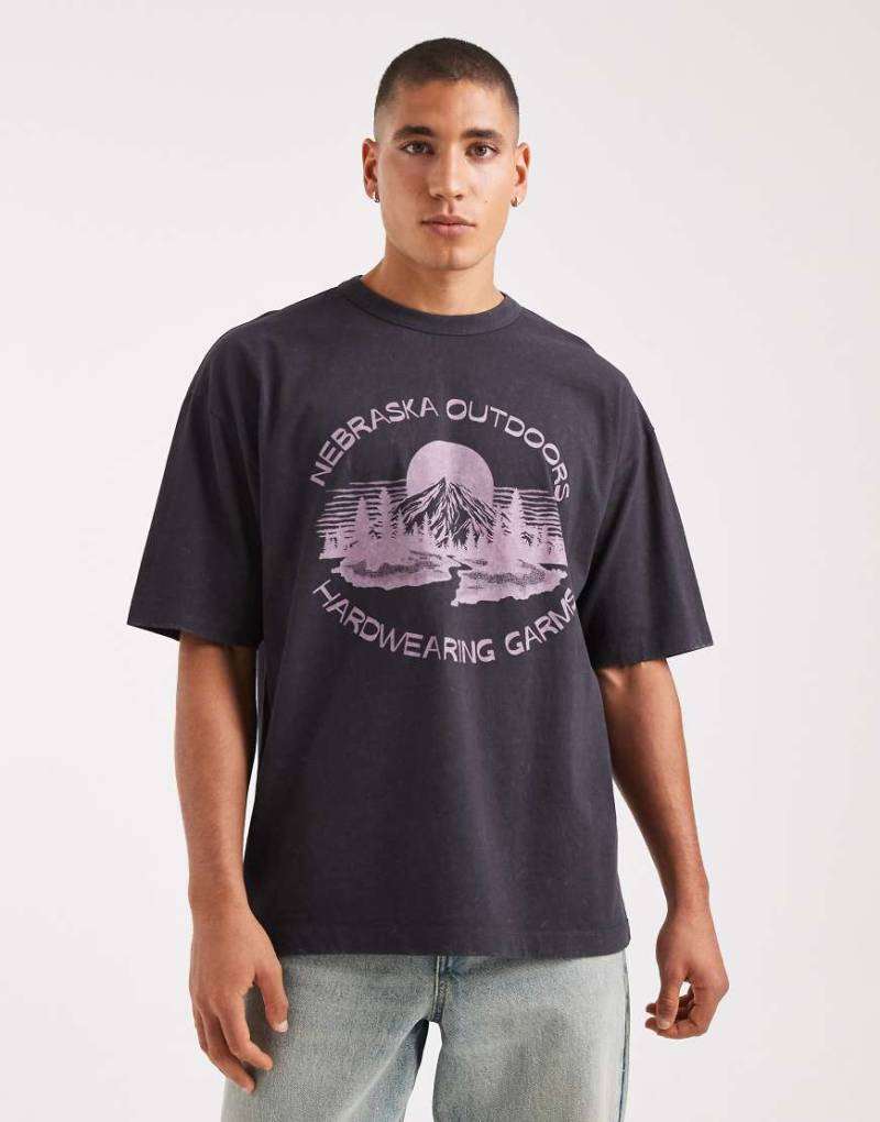 ASOS DESIGN - Oversize-T-Shirt aus schwerem Stoff in verwaschenem Schwarz mit City-Print von ASOS DESIGN