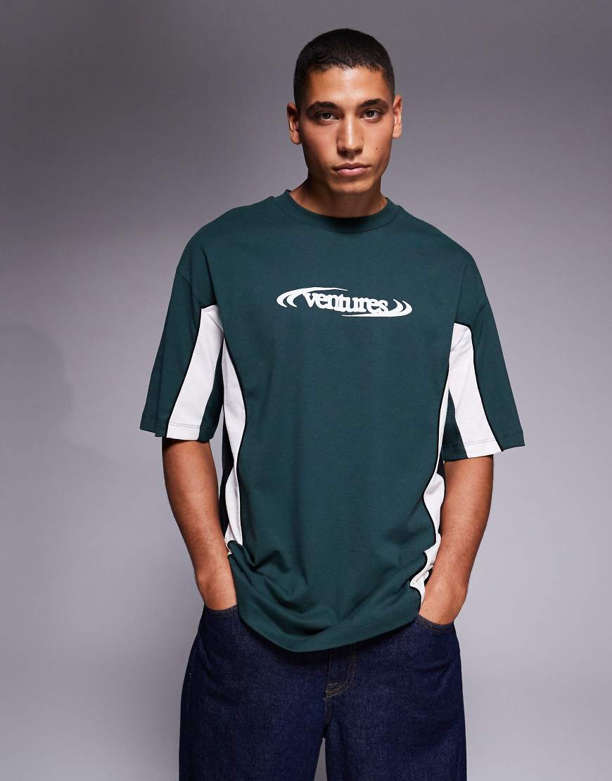 ASOS DESIGN - Oversize-T-Shirt im Cut-and-sew-Design in Dunkelgrün mit Textgrafik von ASOS DESIGN