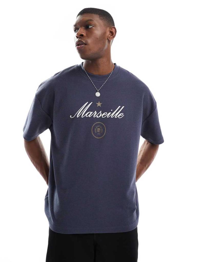 ASOS DESIGN - Schweres Oversize-T-Shirt in Anthrazit mit Waffelstruktur mit Citygrafik-Grau von ASOS DESIGN