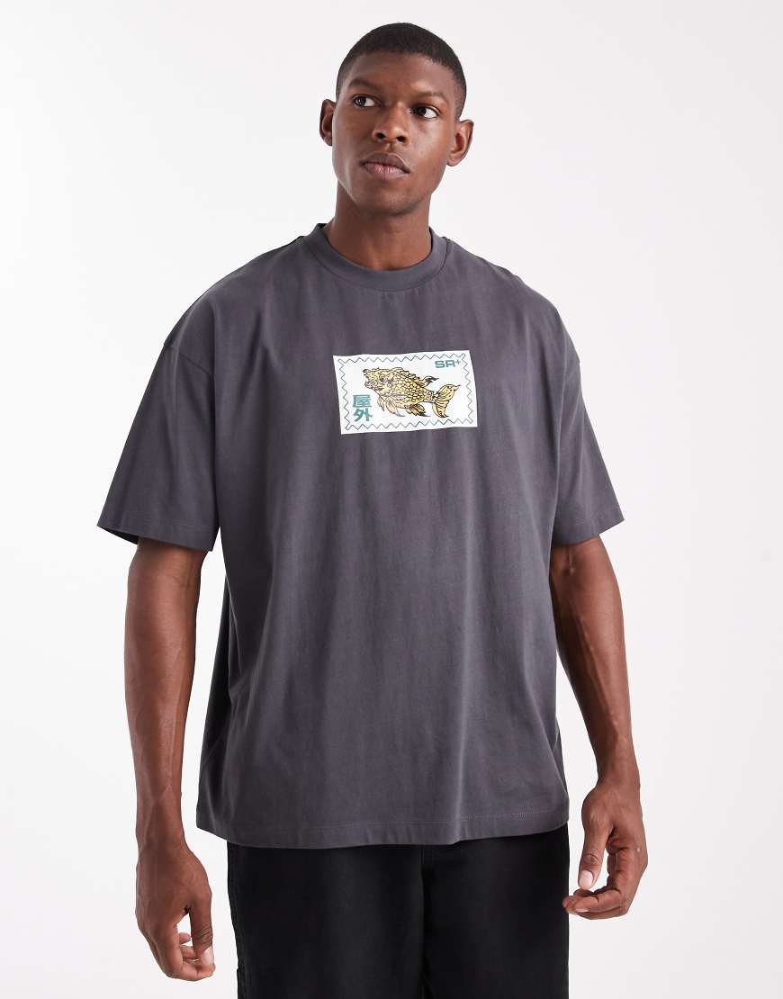 ASOS DESIGN - Oversize-T-Shirt in Anthrazit mit Briefmarken-Grafikprint-Grau von ASOS DESIGN