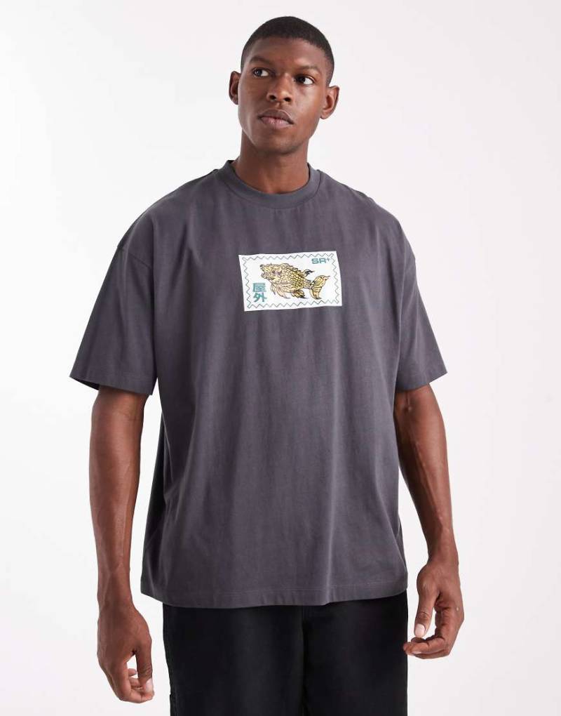 ASOS DESIGN - Oversize-T-Shirt in Anthrazit mit Briefmarken-Grafikprint-Grau von ASOS DESIGN