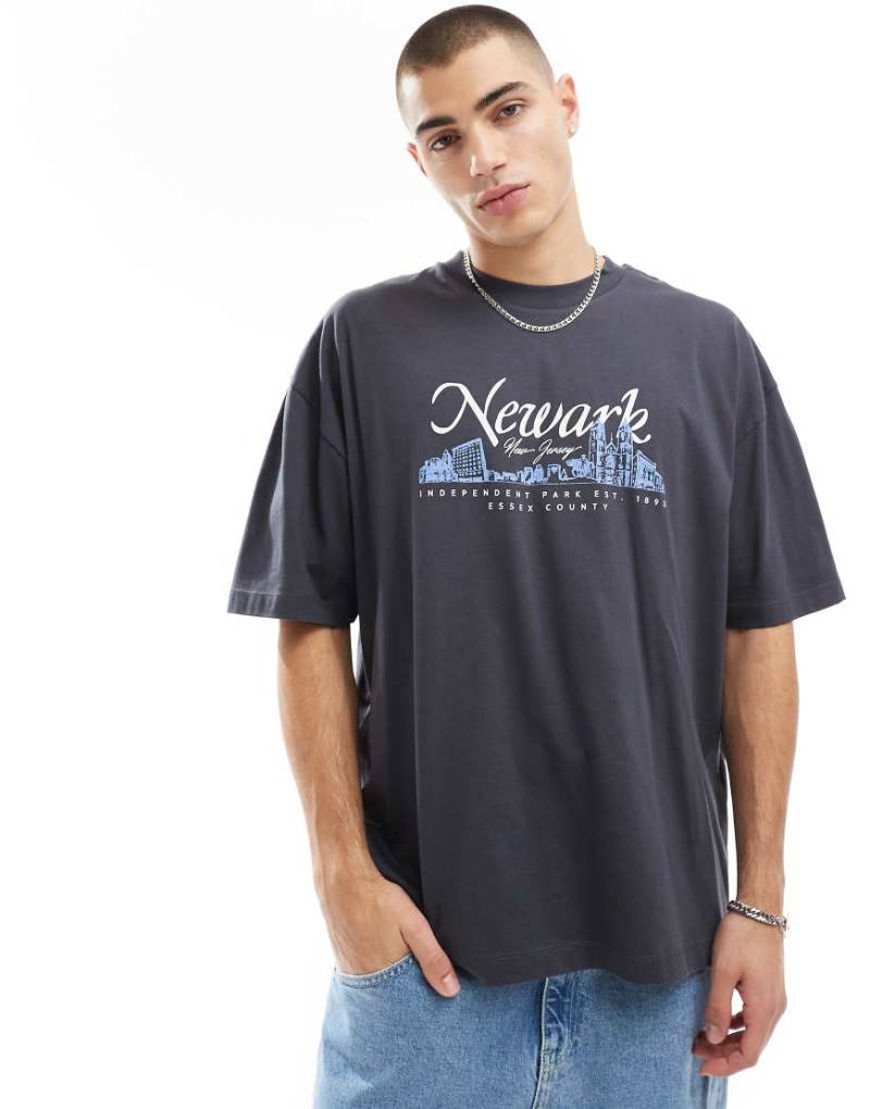 ASOS DESIGN - Oversize-T-Shirt in Anthrazit mit City-Print auf der Vorderseite-Grau von ASOS DESIGN