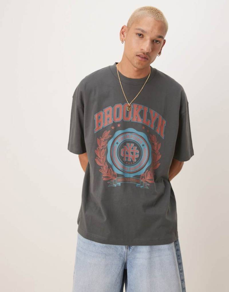 ASOS DESIGN - Oversize-T-Shirt in Anthrazit mit College-Grafikprint-Grau von ASOS DESIGN
