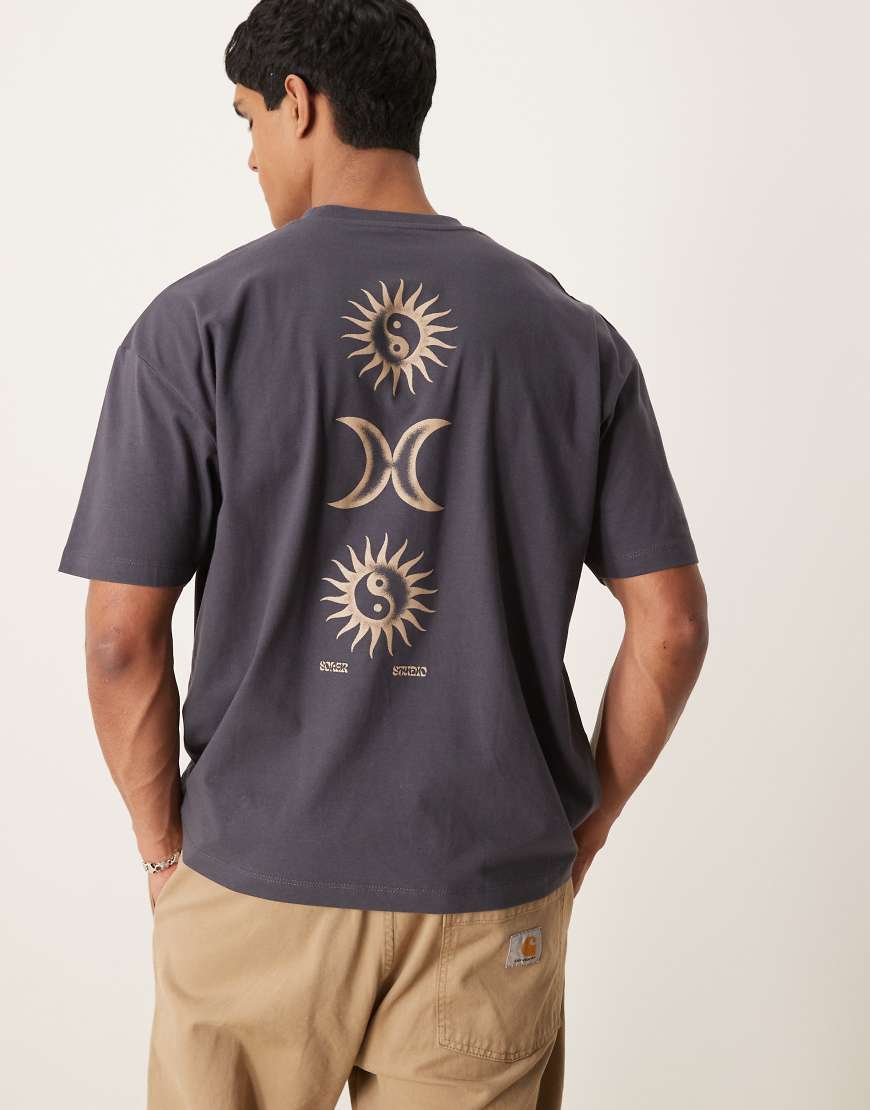 ASOS DESIGN - Oversize-T-Shirt in Anthrazit mit Himmelskörper-Print-Grau ASOS DESIGN - Oversize-T-Shirt in Anthrazit mit Himmelskörper-Print-Grau von ASOS DESIGN