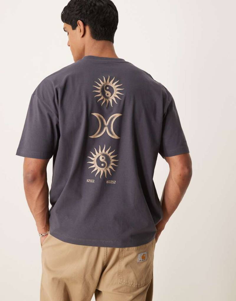 ASOS DESIGN - Oversize-T-Shirt in Anthrazit mit Himmelskörper-Print-Grau von ASOS DESIGN