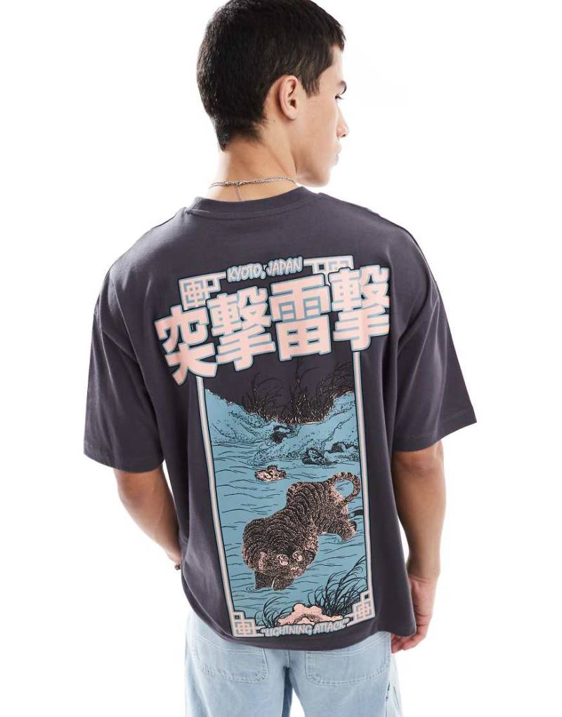 ASOS DESIGN - Oversize-T-Shirt in Anthrazit mit Souvenir-Print auf dem Rücken-Grau von ASOS DESIGN