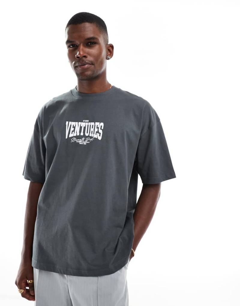 ASOS DESIGN - Oversize-T-Shirt in Anthrazit mit Sportgrafik-Grau von ASOS DESIGN