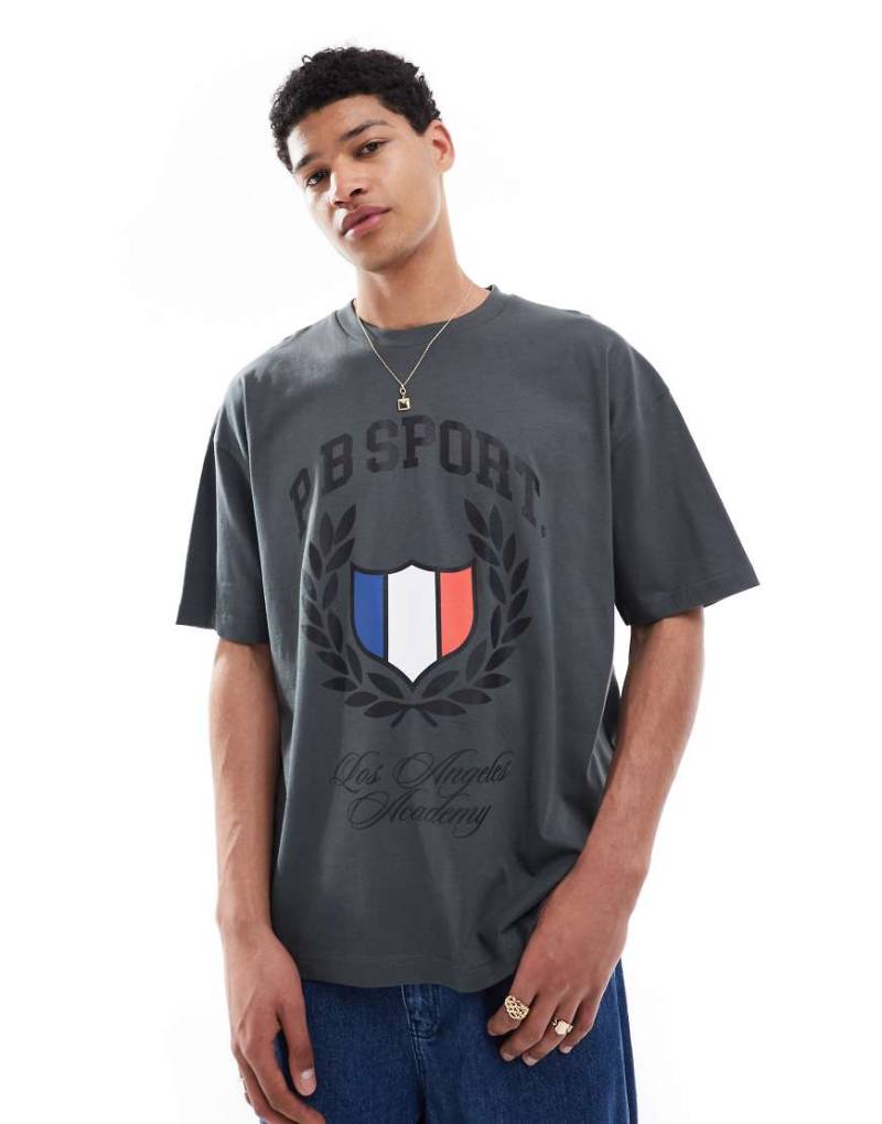 ASOS DESIGN - Oversize-T-Shirt in Anthrazit mit Sportgrafik-Grau von ASOS DESIGN