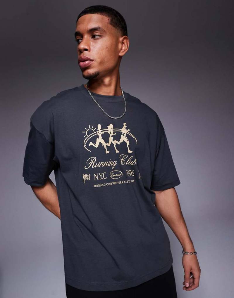 ASOS DESIGN - Oversize-T-Shirt in Anthrazit mit Sportgrafik-Grau von ASOS DESIGN