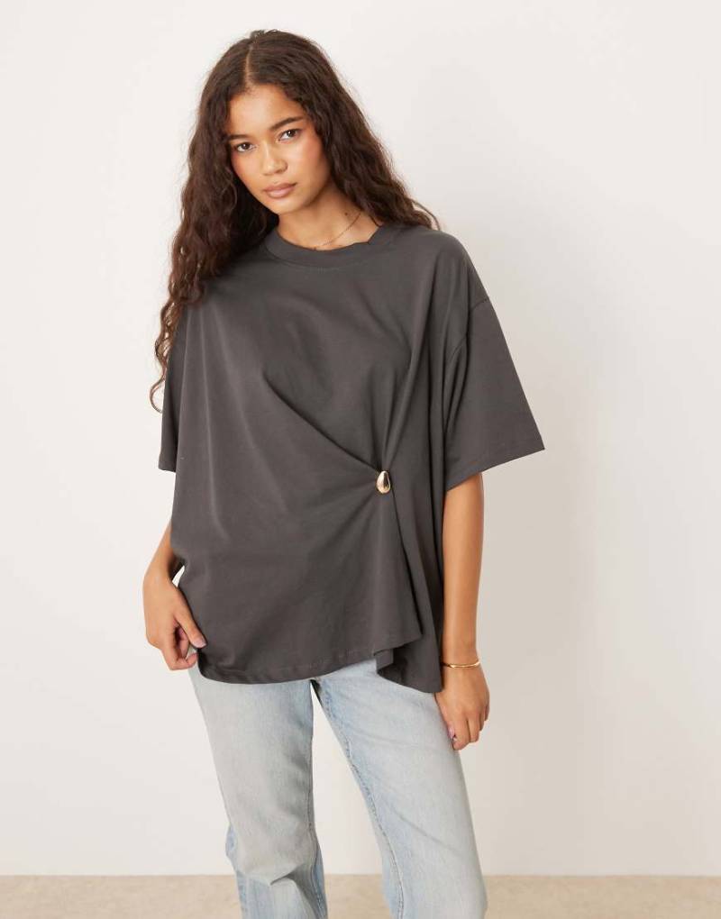 ASOS DESIGN - Oversize-T-Shirt in Anthrazit mit Wickeldetail und Metallverzierung-Schwarz von ASOS DESIGN