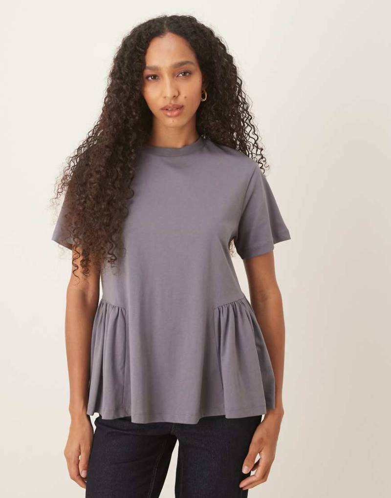 ASOS DESIGN - Oversize-T-Shirt in Anthrazit mit gerafftem Schößchen-Detail-Grau von ASOS DESIGN