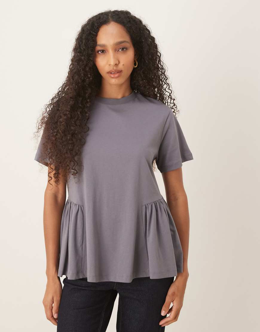 ASOS DESIGN - Oversize-T-Shirt in Anthrazit mit gerafftem Schößchen-Detail-Grau von ASOS DESIGN