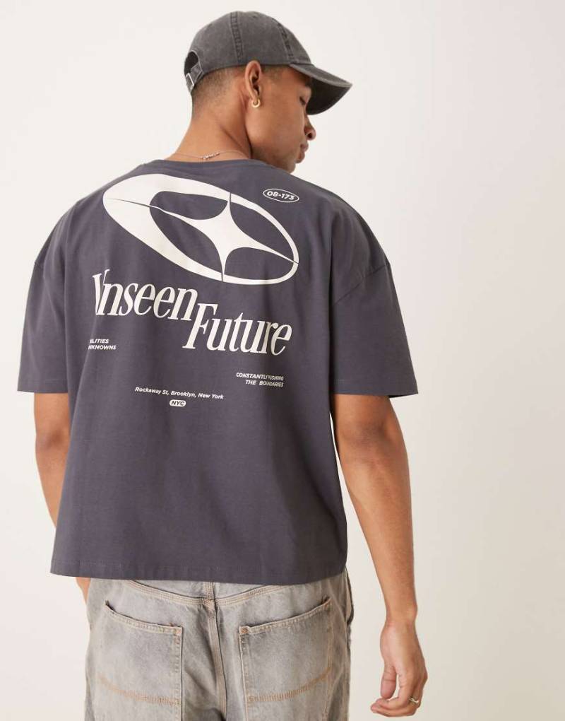 ASOS DESIGN - Oversize-T-Shirt in Anthrazit mit überschnittenen Schultern und Rückenprint-Grau von ASOS DESIGN