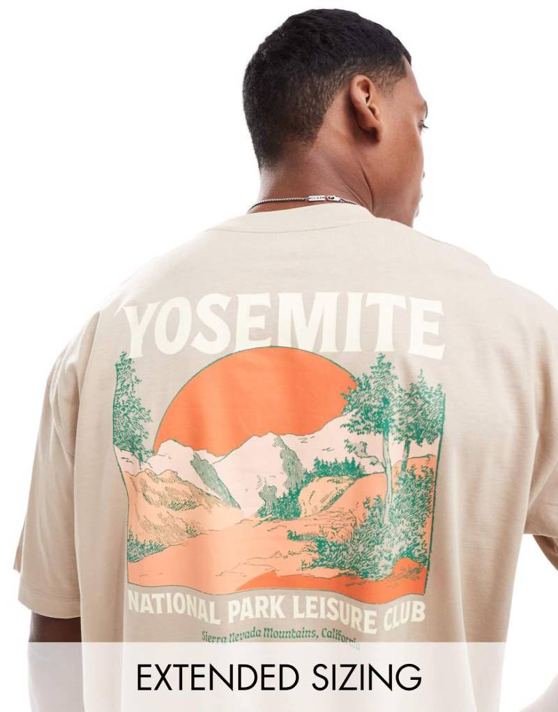 ASOS DESIGN - Oversize-T-Shirt in Beige mit Landschafts-Print auf dem Rücken-Neutral von ASOS DESIGN