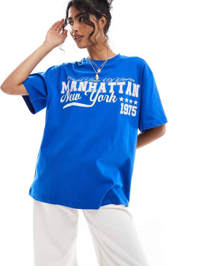ASOS DESIGN - Oversize-T-Shirt in Blau mit „Manhattan"-Print von ASOS DESIGN