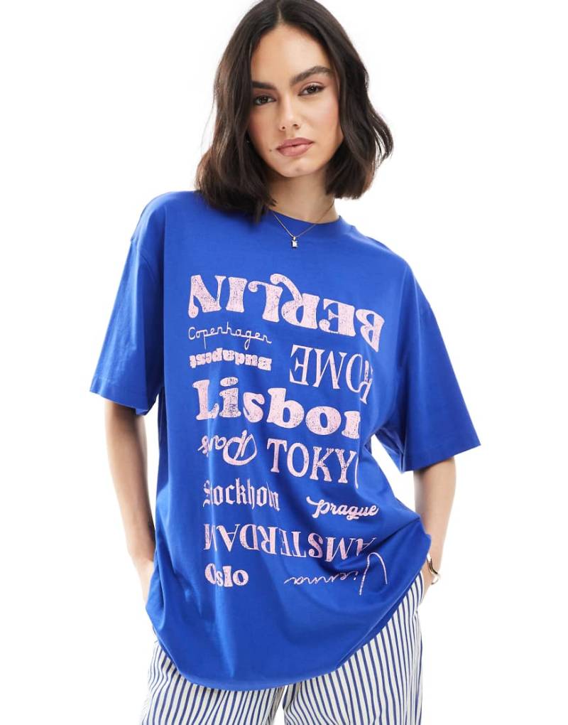 ASOS DESIGN - Oversize-T-Shirt in Blau mit Standort-Print von ASOS DESIGN