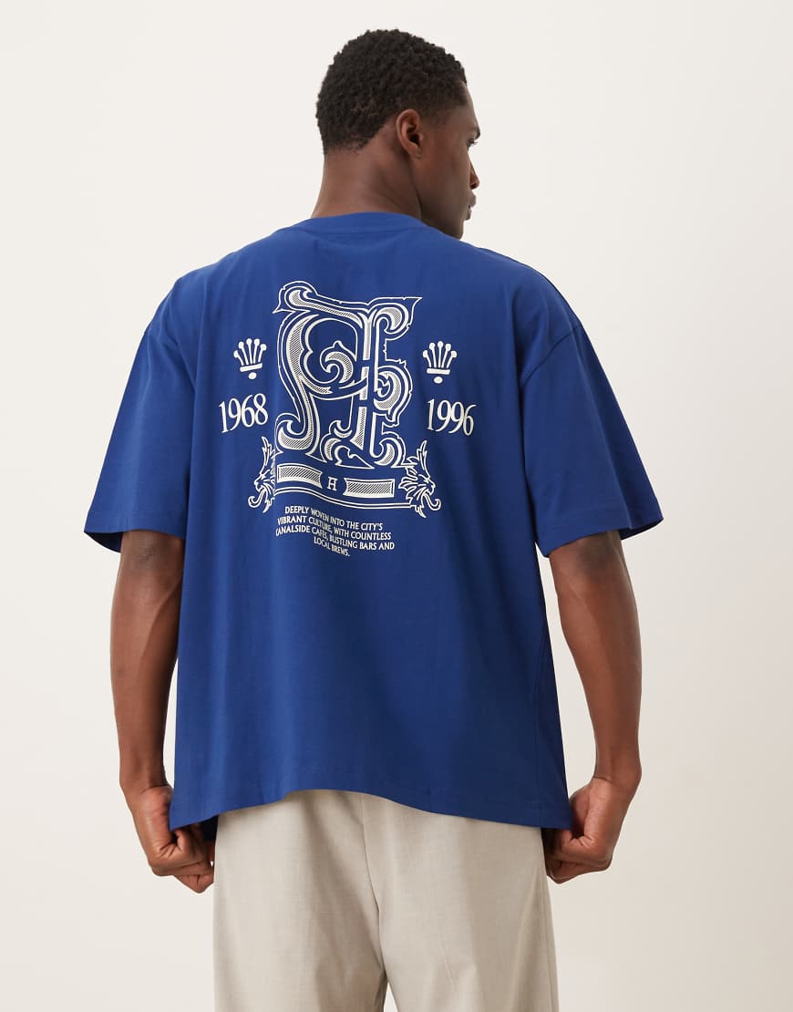ASOS DESIGN - Oversize-T-Shirt in Blau mit Text- und Wappen-Grafikprint von ASOS DESIGN